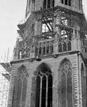 82383 Afbeelding van het verwijderen van de voor restauratie bestemde klokken van het carillon van de Domtoren ...